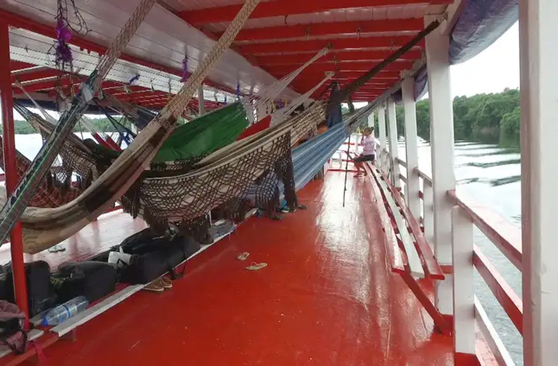 Com a chegada dos colonizadores, o costume indígena se espalhou e foi incorporado ao cotidiano, tornando-se símbolo de frescor e descanso em regiões quentes, especialmente no Norte e Nordeste do Brasil. Hoje, a rede está presente em casas, varandas, barcos e até hotéis que valorizam a cultura local, unindo praticidade, beleza e tradição.
