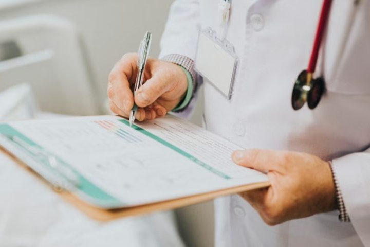 Além disso, o medicamento — de baixo custo e fácil acesso — é frequentemente prescrito de forma inadequada e usado por anos sem acompanhamento, especialmente entre idosos.