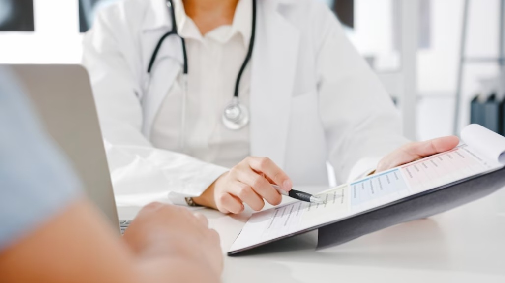 Além disso, será obrigatório anexar à prescrição um Termo de Responsabilidade, no qual o paciente é informado sobre os possíveis riscos e efeitos colaterais do implante hormonal.