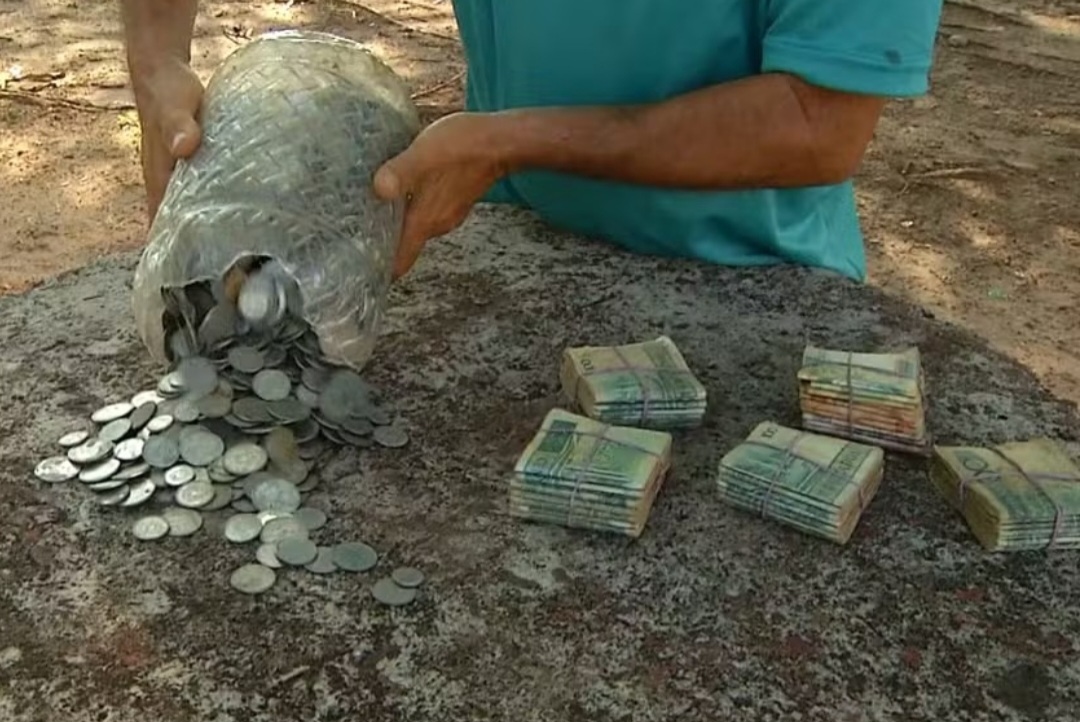 Na mala estavam centenas de células de Cruzado, moeda que circulou no Brasil entre 1986 e 1989. E havia também um grande pote abarrotado de moedas da época.