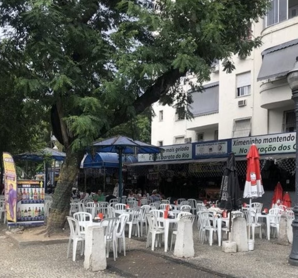 O restaurante Os Ximenes, por exemplo, tomou providências para manter a clientela afastando o risco de ataque dos insetos. 