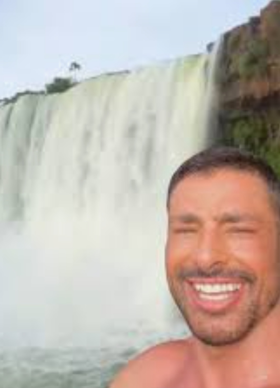 Atores da novela Vale Tudo, remake que está em cartaz na Globo, fizeram gravações em Foz no Iguaçu antes da estreia da novela e se encantaram. “Primeiro dia de gravação e já fomos presenteados com essa paisagem e pôr do sol!”, escreveu Cauã Reymond na ocasião. 