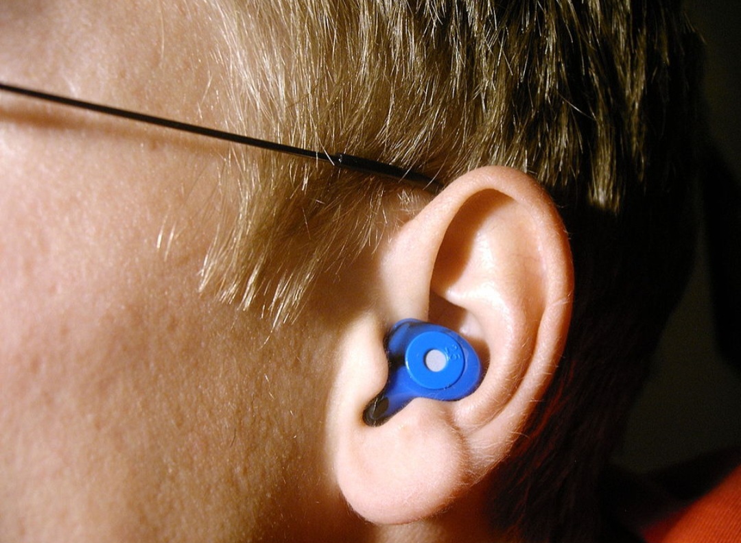 Usar protetores auriculares
 - Em ambientes barulhentos, como shows ou fábricas, o uso de protetores reduz o impacto sonoro sobre o ouvido interno.