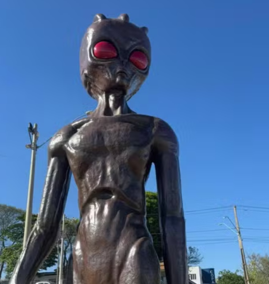 Faz 30 anos que Varginha passou a ser famosa por uma suposta aparição de extraterrestre.
Em setembro de 2025, a cidade inaugurou uma nova atração turística ligada ao famoso caso do ET. Uma escultura de quatro metros de altura, criada pelo artista plástico Renato Criaturas, foi instalada em frente ao Memorial do ET, no bairro Vila Paiva.