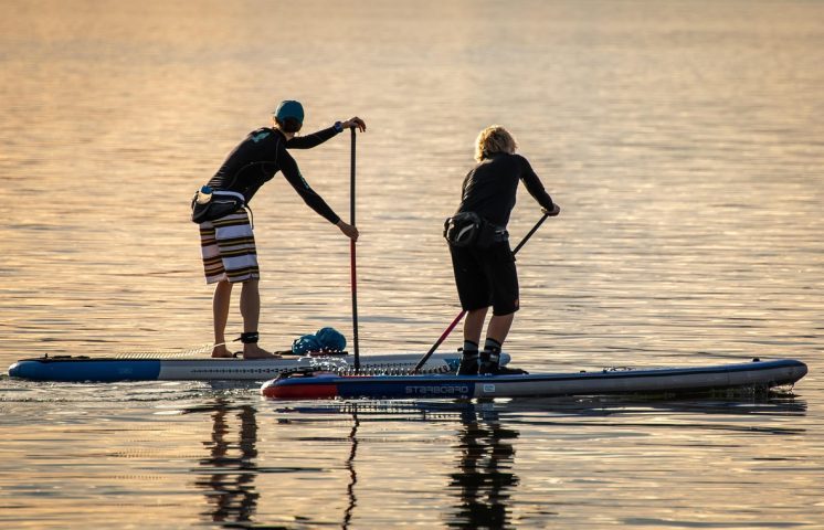 O SUP race foca em velocidade e resistência, com pranchas mais longas e estreitas. Já o SUP surf combina remadas e manobras em ondas, exigindo mais técnica e equilíbrio.
