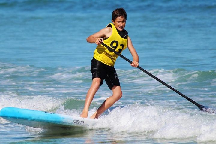 Uma das grandes vantagens do stand up paddle é ser um esporte de baixo impacto, ou seja, adequado para pessoas de todas as idades e níveis de condicionamento físico.