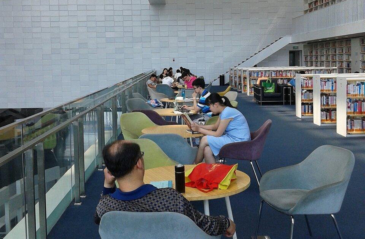 Visitar a Biblioteca de Tianjin é mergulhar no saber humano, em curvas cheias de riqueza intelectual que celebram a imaginação e a memória coletiva. Cada luz, cada livro, cada espaço compõe uma narrativa, um monumento que transforma leitura em experiência inesquecível. 