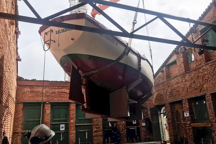 Ainda assim, a instalação do barco foi realizada com extremo cuidado. Parte do teto do casarão foi removida temporariamente, e um guindaste de grande porte içou lentamente as oito toneladas do Três Marias até o interior do museu.