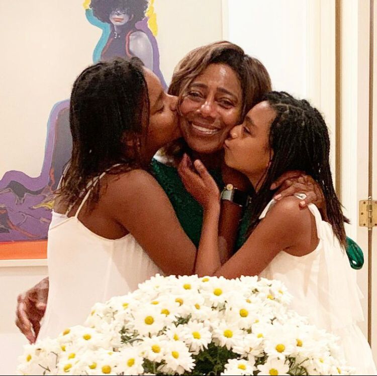 Glória Maria: A jornalista, que morreu em 2023, deixou duas filhas adotivas: Maria e Laura. Ela fazia questão de dizer que foi escolhida por elas e não o contrário, já que na época nem sequer pensava em ser mãe. Veja agora celebridades internacionais que já adotaram!