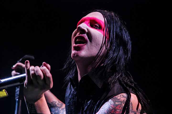 Nascido em 1969, em Canton, no estado americano de Ohio, ele construiu uma persona artística que desafiou valores conservadores e explorou temas como religião, violência, identidade e hipocrisia social, tornando-se uma das figuras mais controversas e reconhecíveis do rock contemporâneo.
