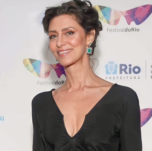 Aos 14, Cândido foi descoberta por uma vizinha e virou modelo internacional. Com 15, por exemplo, ela já desfilava em Paris e Nova York, para grandes marcas. 