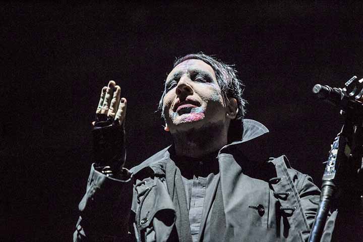 Antes da fama, ele trabalhou como jornalista musical na Flórida, experiência que contribuiu para sua visão crítica sobre a indústria do entretenimento e a cultura de celebridades. 
