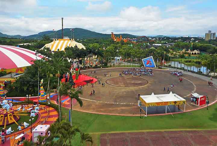 Em sua estrutura, o parque tem 14 milhões de metros quadrados, sendo 23% de área construída. Nela, há diversas atrações, que vão desde brinquedos radicais até espetáculos e cinema 3D. 