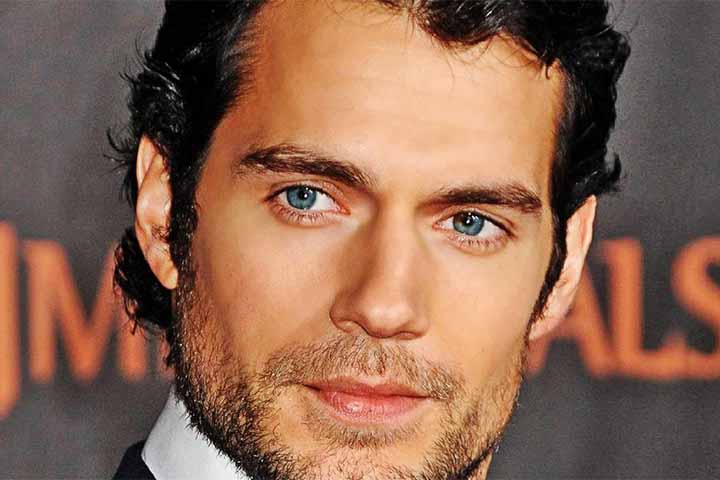 Henry Cavill - O ator, famoso pelo papel de Superman no cinema, possui heterocromia setorial. Ele tem um olho esquerdo com uma mancha marrom na parte superior, enquanto o restante da íris é azul. Seu olho direito é completamente azul. Essa característica é sutil, mas perceptível em fotos de close-up. 


