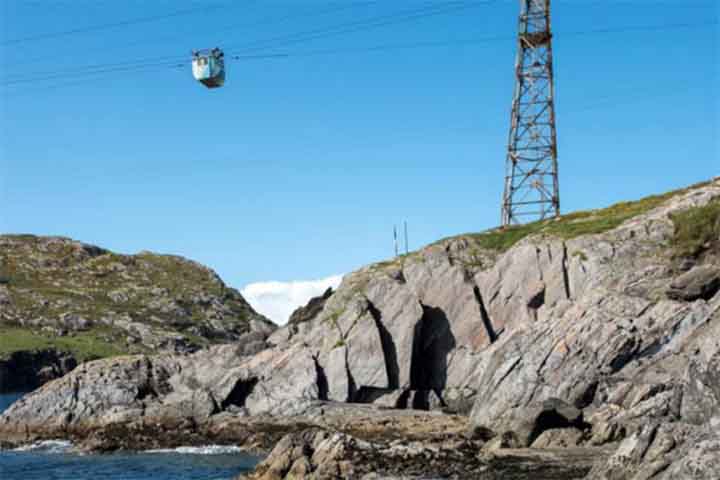 Com o terceiro maior PIB per capita do mundo e elevados índices de desenvolvimento humano e liberdade econômica, a Irlanda tem pouco mais de 5,3 milhões de habitantes.
