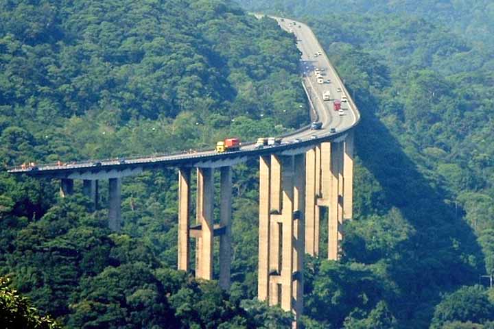 O trecho de serra, com cerca de 20 km, é marcado por viadutos elevados que chegam a dezenas de metros acima do vale. 