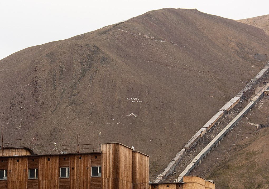 Na foto, uma inscrição em branco na mina de carvão diz Paz para o mundo! em russo. Soa como ironia em termos de guerra da Rússia contra a Ucrânia. 