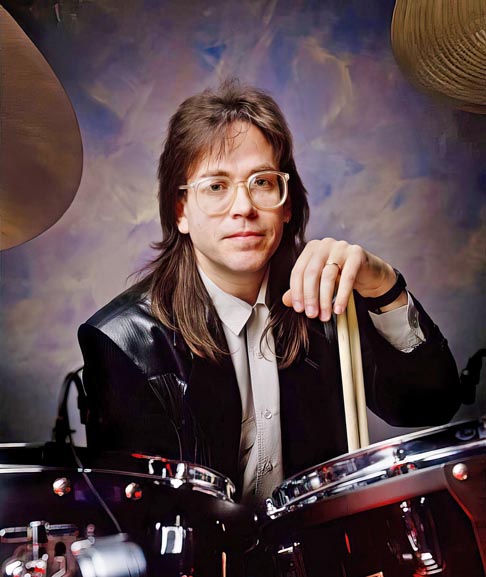 O americano Jeff Porcaro, eternizado como baterista da banda Toto, faleceu em 1992, aos 38 anos, após parada cardíaca. Em 2022, os herdeiros receberam 25 milhões de dólares.
