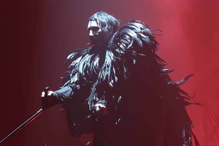 A vida pessoal de Marilyn Manson sempre despertou atenção intensa da mídia. Relacionamentos com figuras conhecidas do cinema e da moda, como as atrizes Dita Von Teese e Evan Rachel Wood, contribuíram para sua presença constante no noticiário cultural. 
