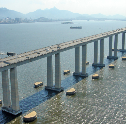 Ela cruza a Baía de Guanabara, ligando as cidades do Rio de Janeiro e Niterói. O nome oficial é Presidente Costa e Silva, em homenagem ao presidente da época que deu a ordem para a construção da estrutura, Arthur da Costa e Silva.