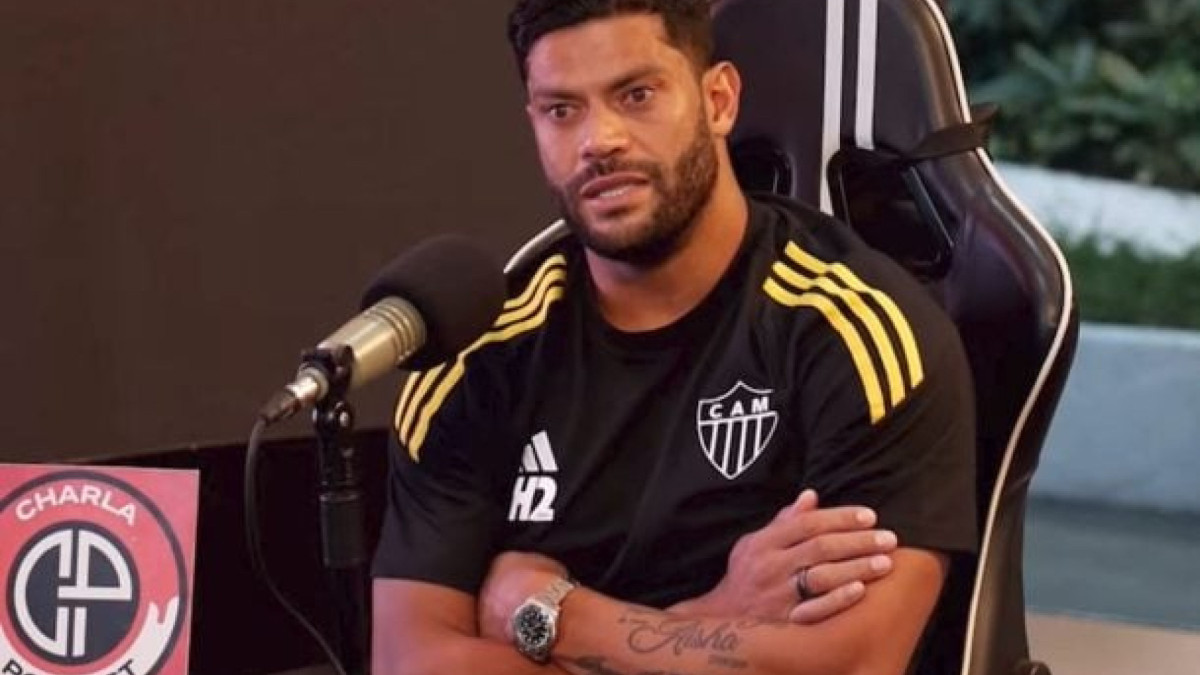 Atacante usa redes sociais para rebater diretoria, revela pressão por aposentadoria e confirma que clube autorizou propostas rivais