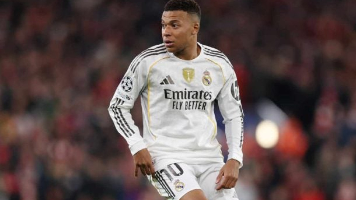 Atacante se recupera de entorse no joelho esquerdo e fica em Madri realizando tratamento