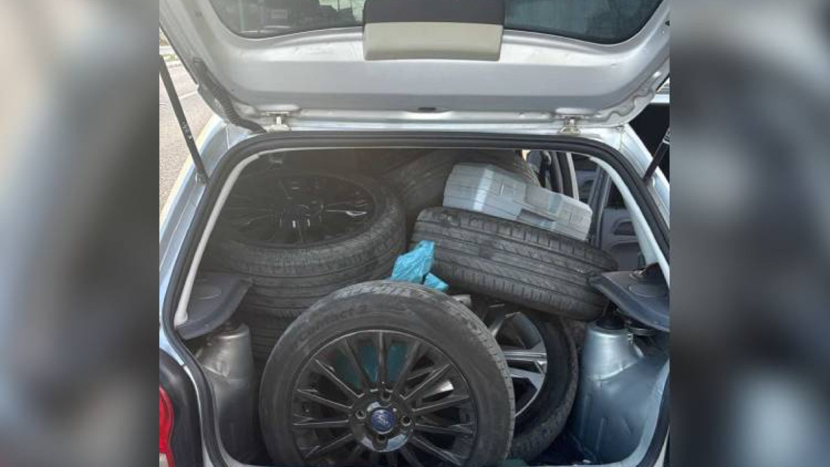 Oito pneus que estavam em posse dos indivíduos foram recuperados