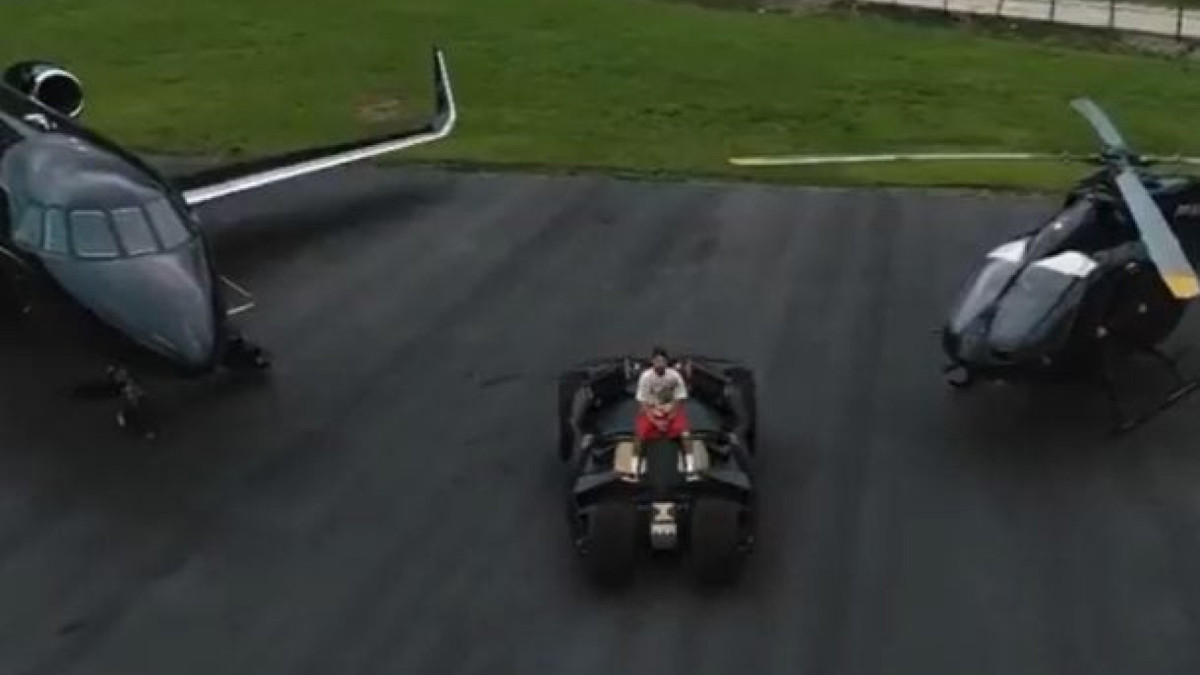 Coleção inclui carro inspirado no Batman, jato executivo e helicóptero customizado para rotina e compromissos do camisa 10 do Santos