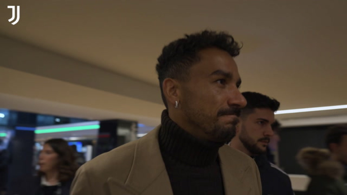 Danilo recebe homenagem da Juventus no Allianz Stadium