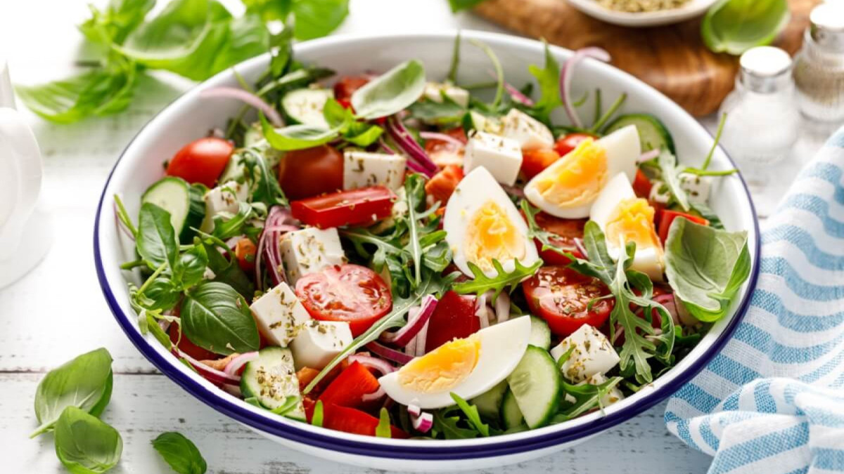 Saladas ricas em proteínas: 5 receitas leves e nutritivas para o almoço