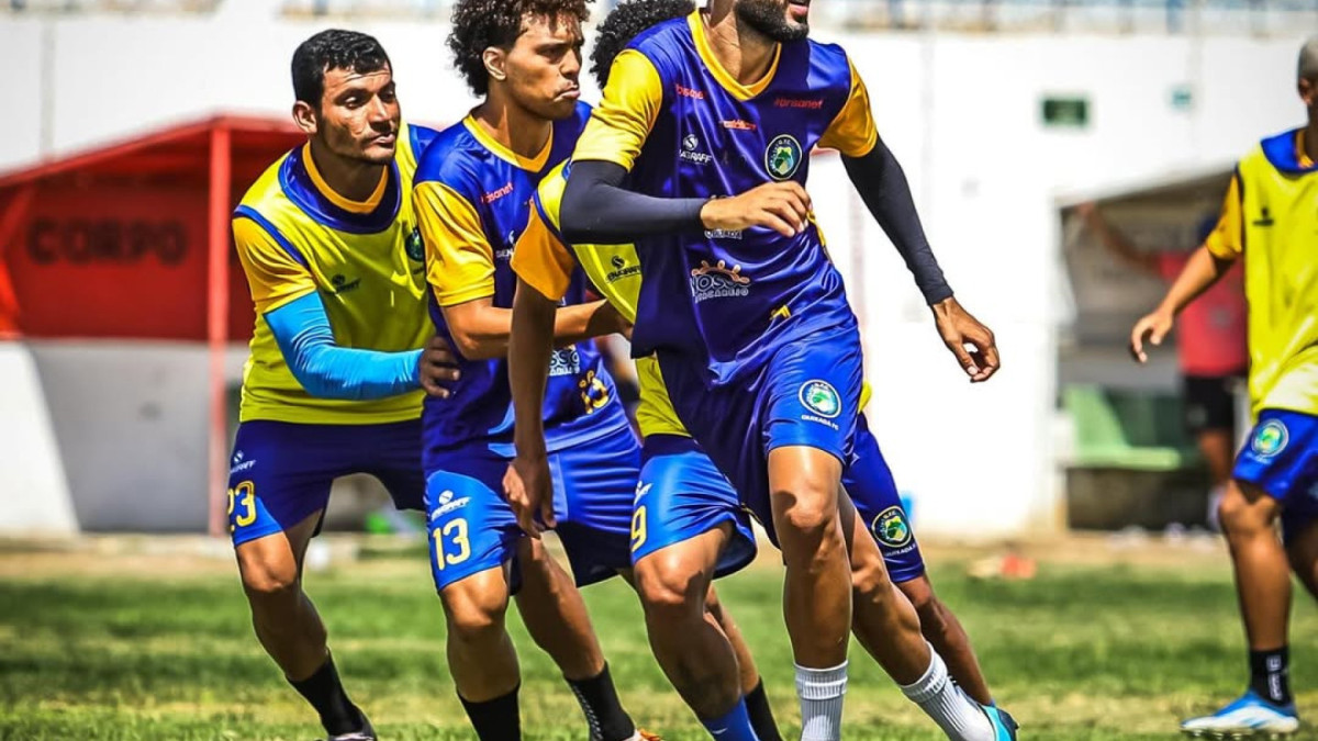 Elenco do Quixadá treina para a estreia do Campeonato Cearense 2026.