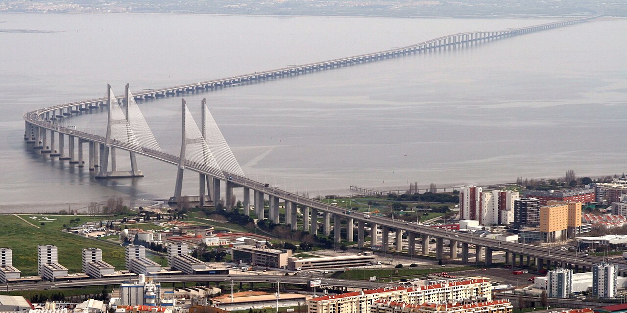 13º- A Ponte Vasco da Gama fica localizada em Portugal e foi inaugurada em 1998. Com 17 quilômetros de extensão, é a segunda maior ponte da Europa.
