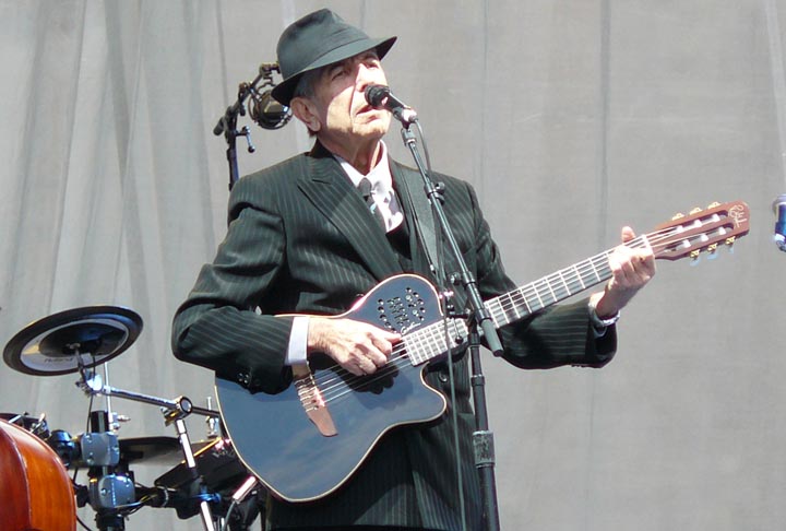 O cantor e compositor canadense Leonard Cohen morreu em 2016, aos 82 anos, após cair da cama enquanto dormia. O artista compôs várias músicas famosas como Hallelujah. Seus herdeiros arrecadaram 55 milhões de dólares. 