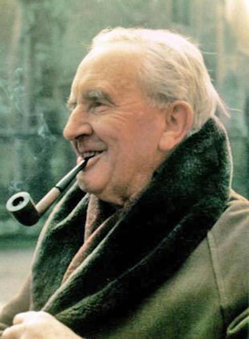 Tolkien nasceu na África do Sul e faleceu em 1973, aos 81 anos, vítima de infecção no peito. Ele também foi professor universitário, poeta, militar e filólogo. Em 2022, arrecadou 500 milhões de dólares,