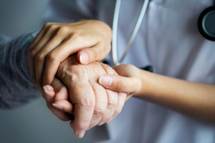 Nesse tipo de situação, a pessoa chega a ficar clinicamente morta por algum tempo, mas depois volta à vida.