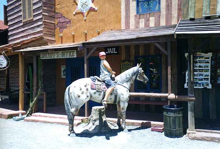 Inaugurada em janeiro de 2022 como parte das comemorações de 30 anos do parque, a Cowboyland trata-se de uma renovação da antiga área do Velho Oeste com temática mais imersiva e belo paisagismo. 