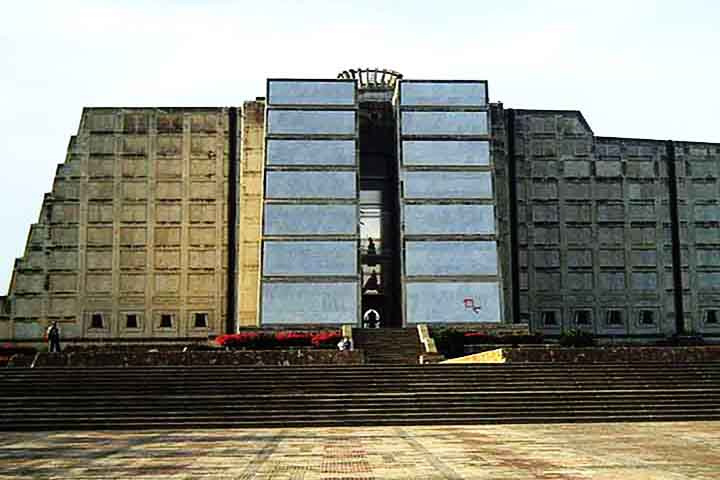 A expedição de Colombo era formada por três embarcações (Niña, Pinta e Santa María), que desembarcaram em uma ilha, Guanahani, onde atualmente se localizam as Bahamas. Na imagem, o Farol de Colombo, monumento localizado em Santo Domingo Este, na República Dominicana.