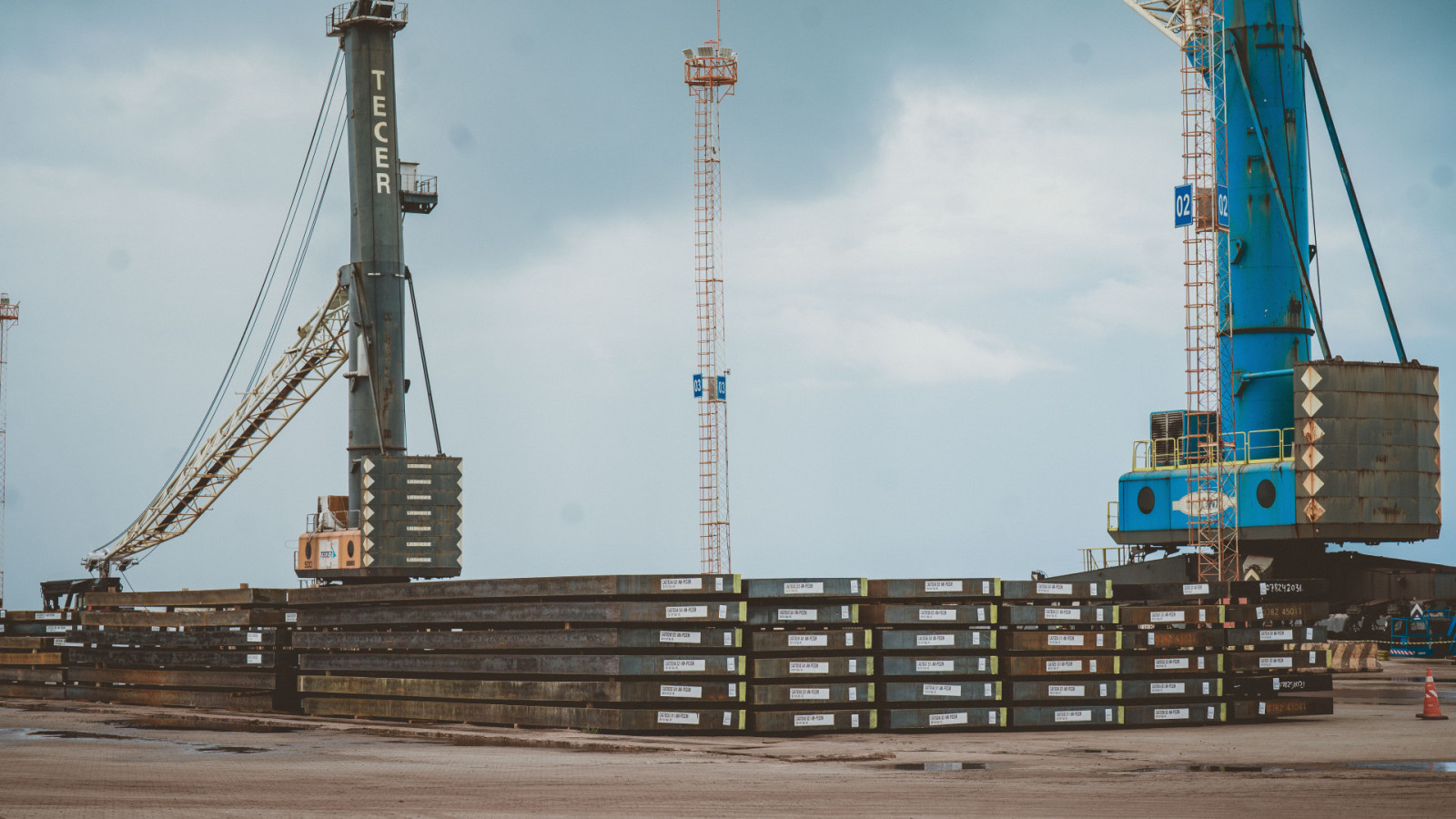 ￼PLACAS de aço seguem como o principal item de exportação cearense (Foto: JÚLIO CAESAR)