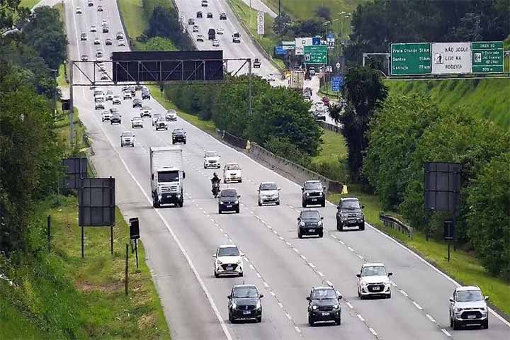 Mais do que um eixo rodoviário entre São Paulo e o litoral, a Rodovia dos Imigrantes se consolidou como uma vitrine da engenharia brasileira.