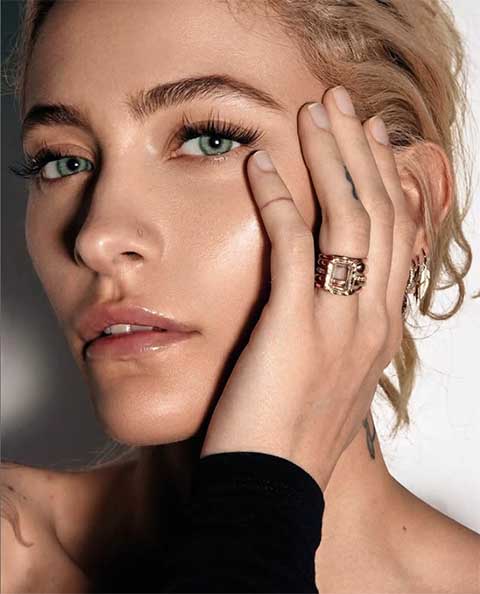 Paris Jackson - A cantora e atriz, filha do astro pop Michael Jackson, tem olhos em tonalidade de azul celestial extremamente claro com bordas escuras, o que dá um aspecto original e fascinante.
