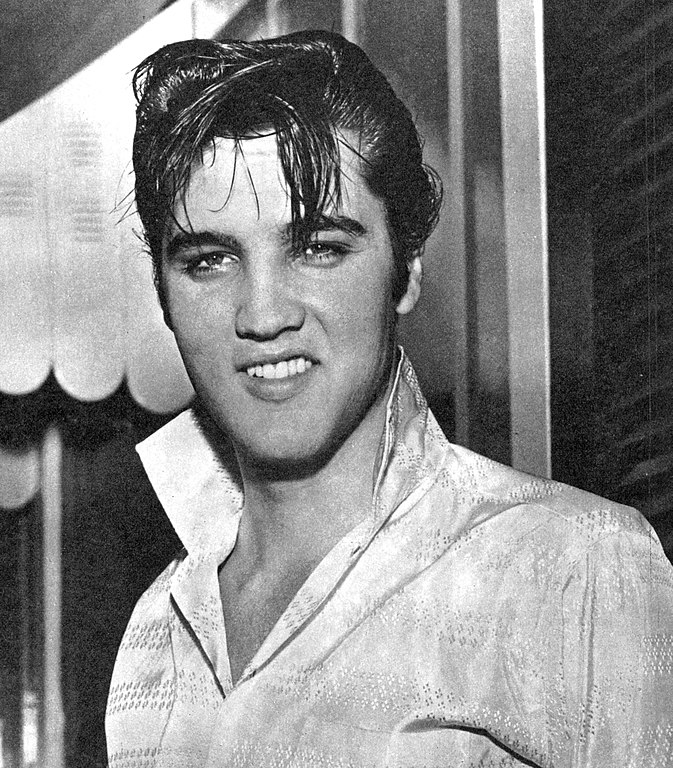 Elvis é autor de vários sucessos que você certamente já ouviu, como Love me tender, Can't help falling in love, Suspicious minds e Baby cruel.  Ele também foi ator e militar. E ainda há quem diga que ele não morreu....