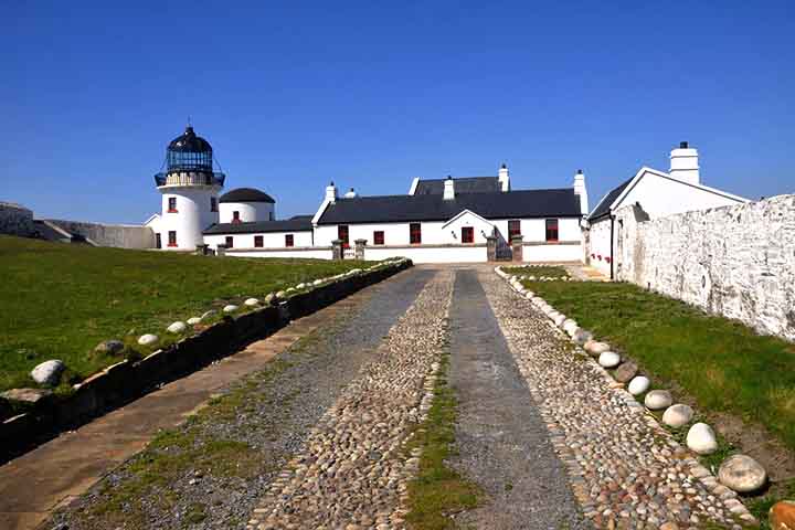 Pessoas interessadas podem receber um incentivo de até 70 mil euros, cerca de R$ 440 mil, para fixarem residência em uma dessas ilhas.
