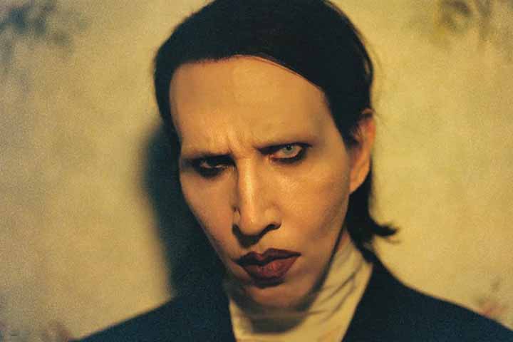 Manson negou as acusações e parte dos casos foi encerrada ou arquivada, enquanto outros seguiram tramitando, mantendo seu nome envolvido em debates complexos sobre comportamento, poder e responsabilidade no meio artístico.
