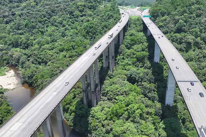 Além disso, sistemas de tratamento de água foram implementados para garantir que os resíduos das obras não contaminassem os cursos hídricos naturais. 