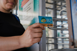 FORTALEZA, CEARÁ, BRASIL, 06-01-2025: O aumento das passagens de ônibus em Fortaleza, com a tarifa atual de R$5,40. Na foto, a movimentação na Estação Jornal O Povo. (Foto: Fernanda Barros/ O Povo)