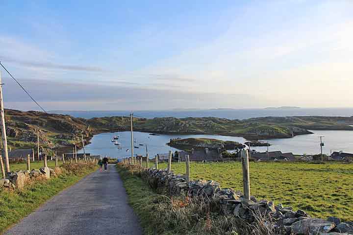 Além disso, o governo irlandês pretende diversificar a economia das ilhas, assim como preservar e melhorar sua infraestrutura.
