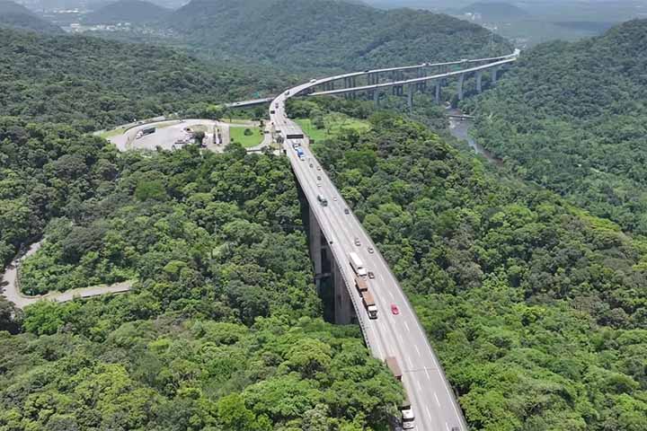 Por meio de monitoramento constante e planejamento sustentável, a Imigrantes permanece como uma vitrine tecnológica que prova ser viável unir progresso e respeito ambiental em terrenos desafiadores.