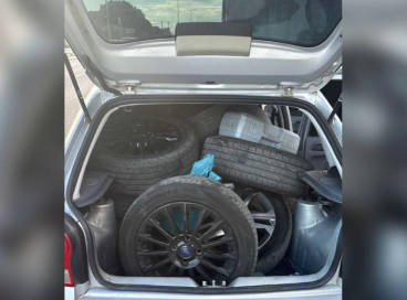 Oito pneus que estavam em posse dos indivíduos foram recuperados 