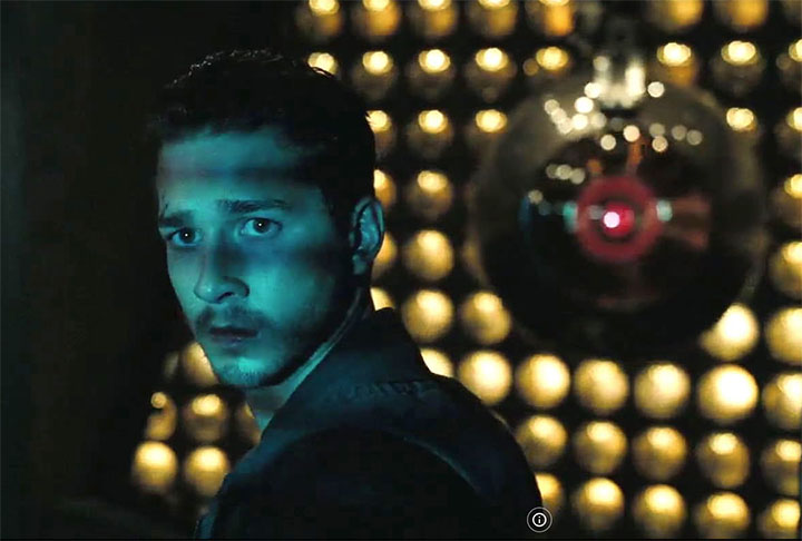 Os protagonistas logo percebem que estão sendo manipulados por uma inteligência artificial chamada Eagle Eye, um sistema de vigilância desenvolvido pelo governo dos Estados Unidos capaz de controlar vários aspectos da vida dos indivíduos.