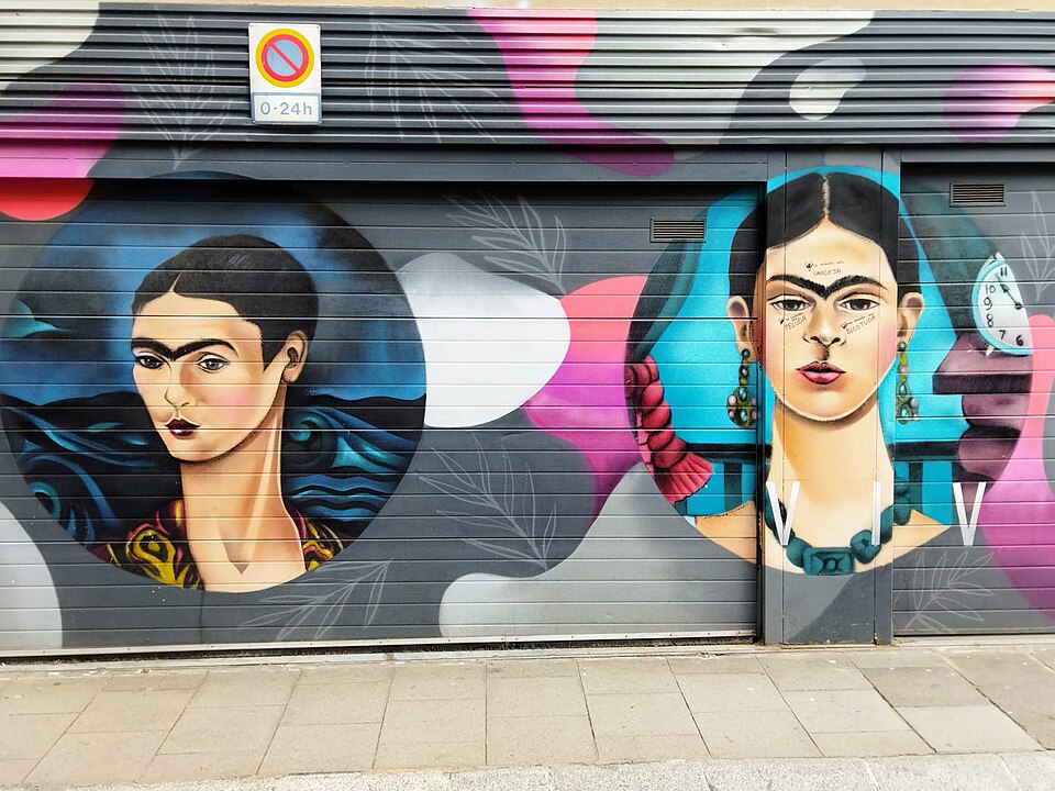 Há muitos autorretratos na produção de Frida Kahlo, mas a artista também construiu paisagens mortas e cenas com elementos do folcore mexicano. Esses aspectos formaram a estética característica de sua arte. 

